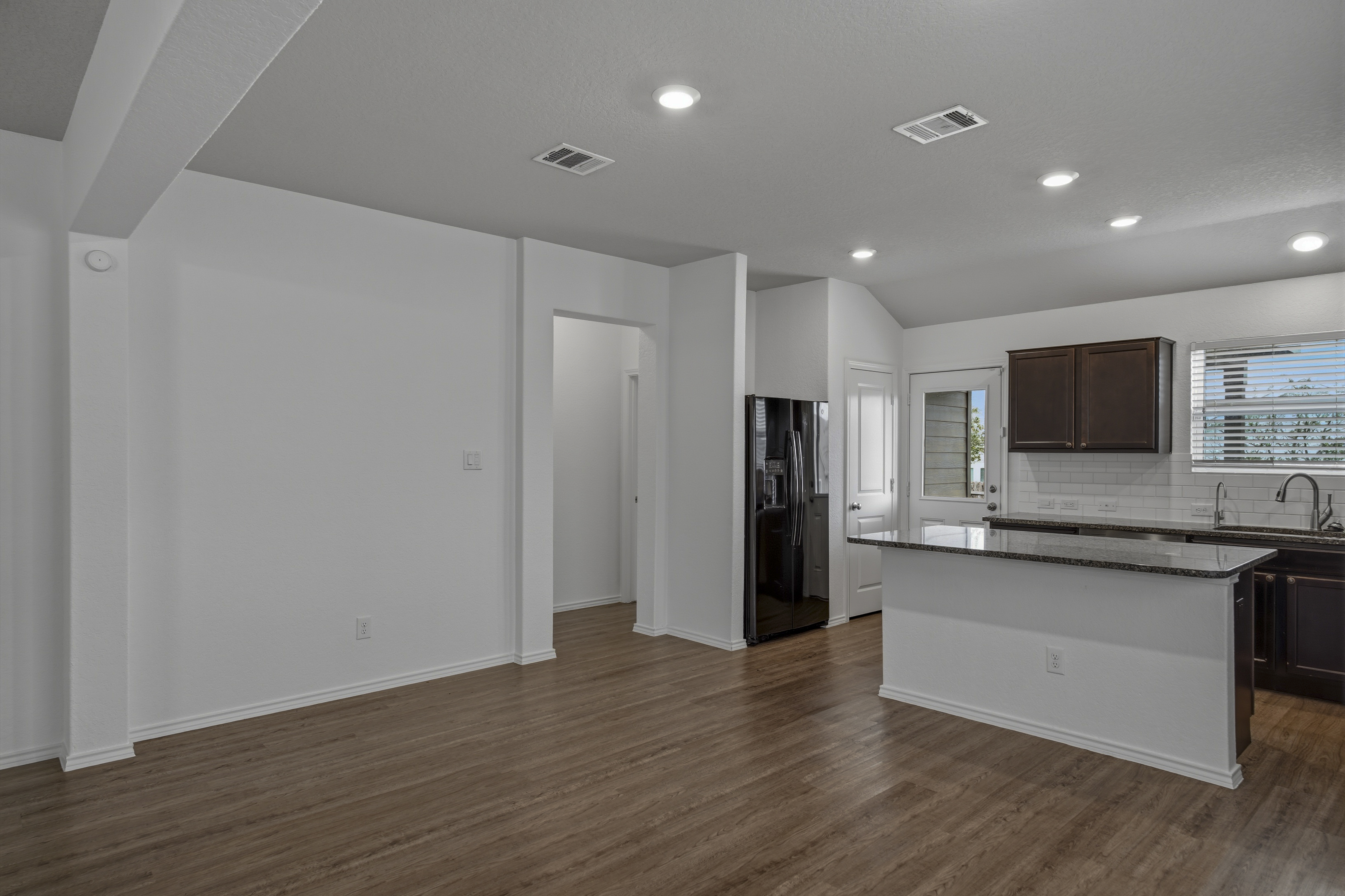  Beautifully Updated With Open Concept - 物件實景