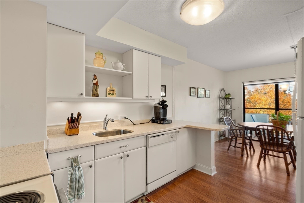 Newton, Massachusetts, 02467, United States, 2 Bedrooms Bedrooms, ,2 BathroomsBathrooms,Residential,For Sale,1987571