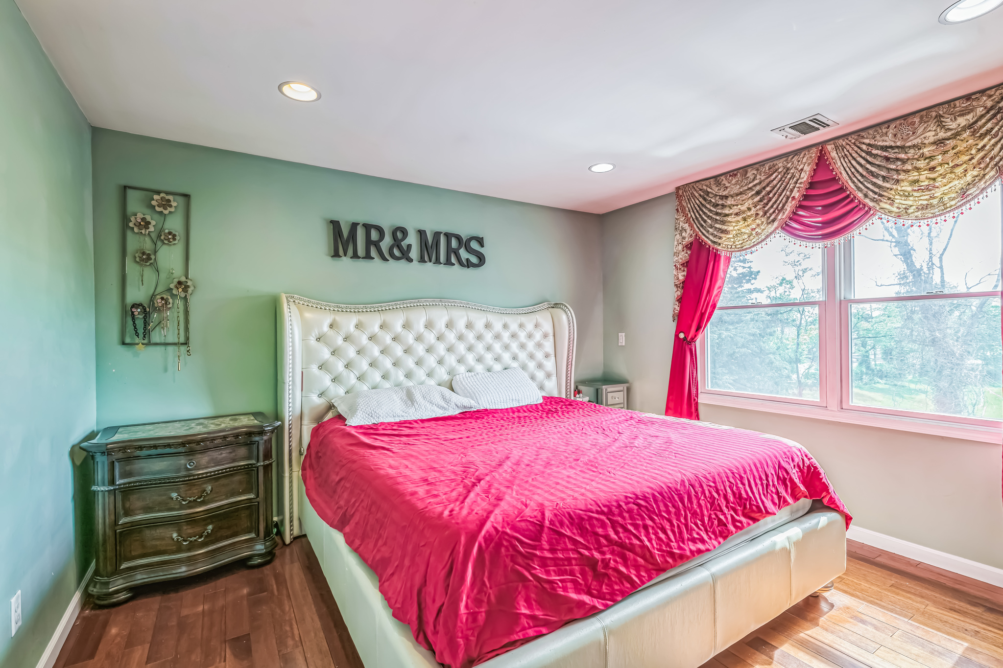 Elmwood Park, New Jersey, 07407, United States, 4 Bedrooms Bedrooms, ,3 BathroomsBathrooms,Residential,For Sale,1921760