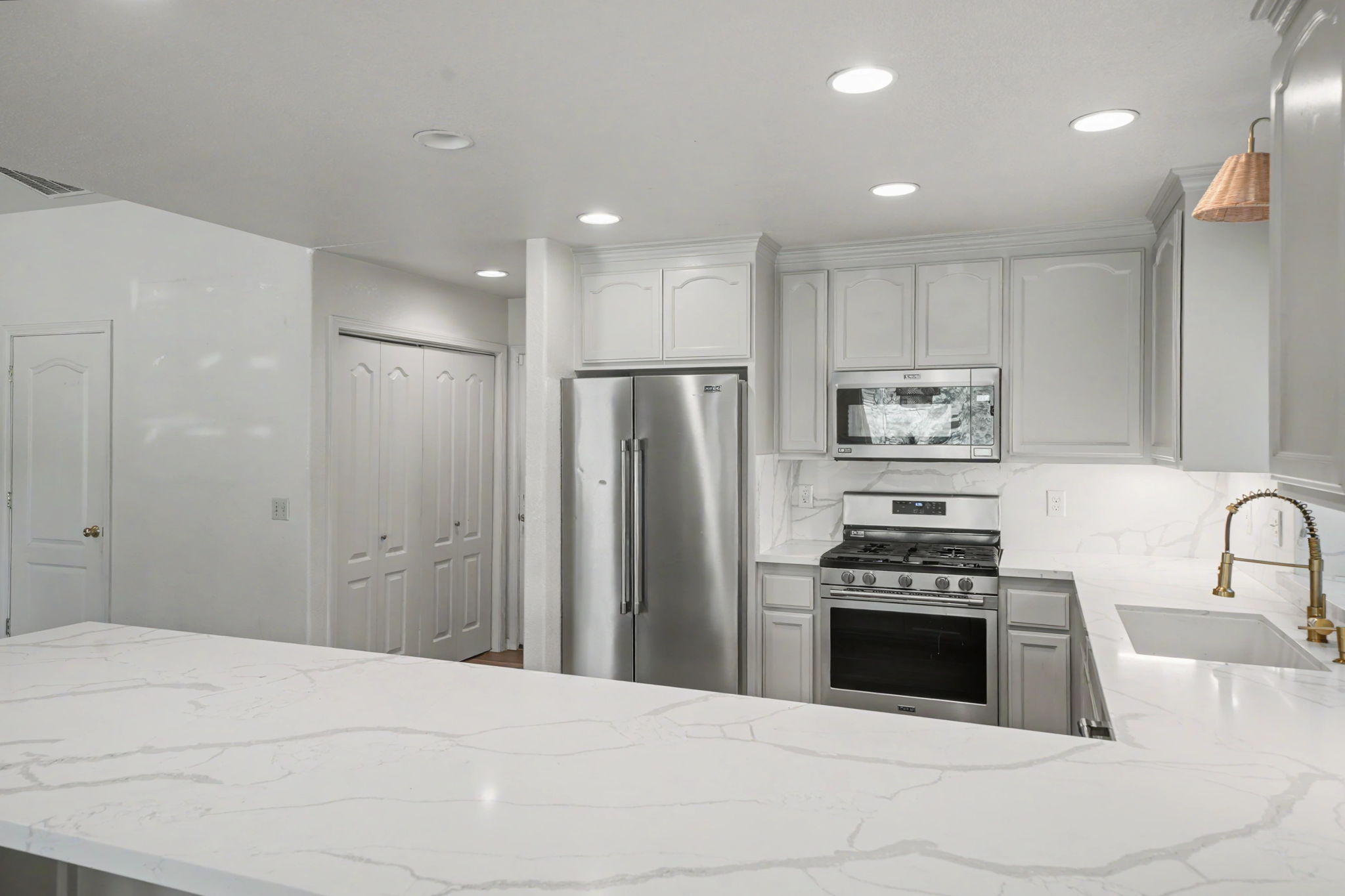  Quiet Cul-de-Sac Living with Views, Modern Updates - 物件實景