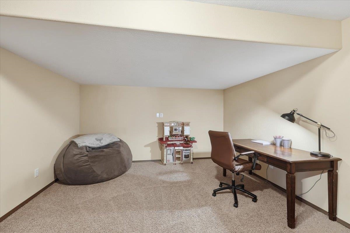 Greenacres, Washington, 99016, United States, 6 Bedrooms Bedrooms, ,3 BathroomsBathrooms,Residential,For Sale,1992048