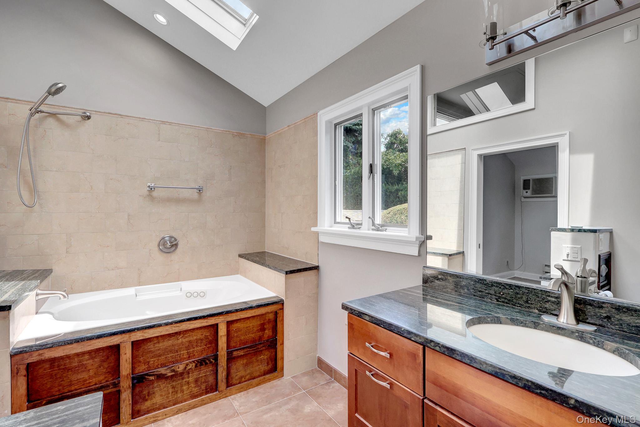  466 W 4th Street, West Islip, NY, 11795 - 物件實景