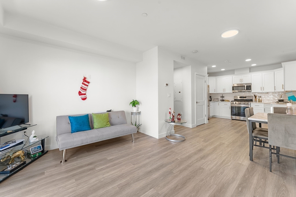 Revere, Massachusetts, 02151, United States, 2 Bedrooms Bedrooms, ,1 BathroomBathrooms,Residential,For Sale,1880903