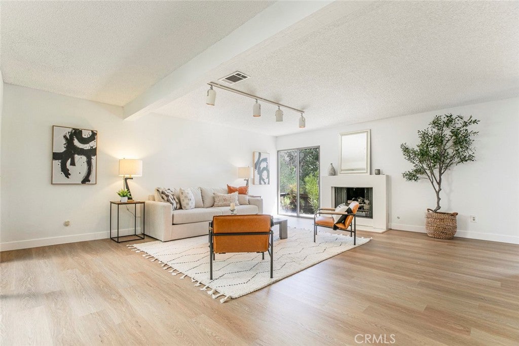 Glendale, California, 91206, United States, 2 Bedrooms Bedrooms, ,3 BathroomsBathrooms,Residential,For Sale,1941682