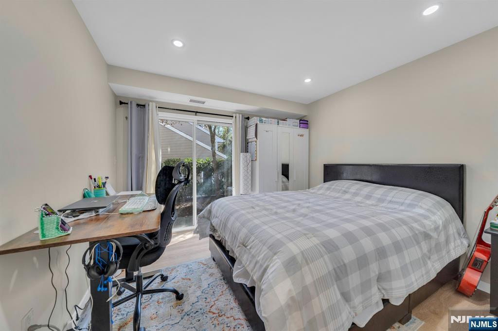 Palisades Park, New Jersey, 07650, United States, 2 Bedrooms Bedrooms, ,3 BathroomsBathrooms,Residential,For Sale,1960727