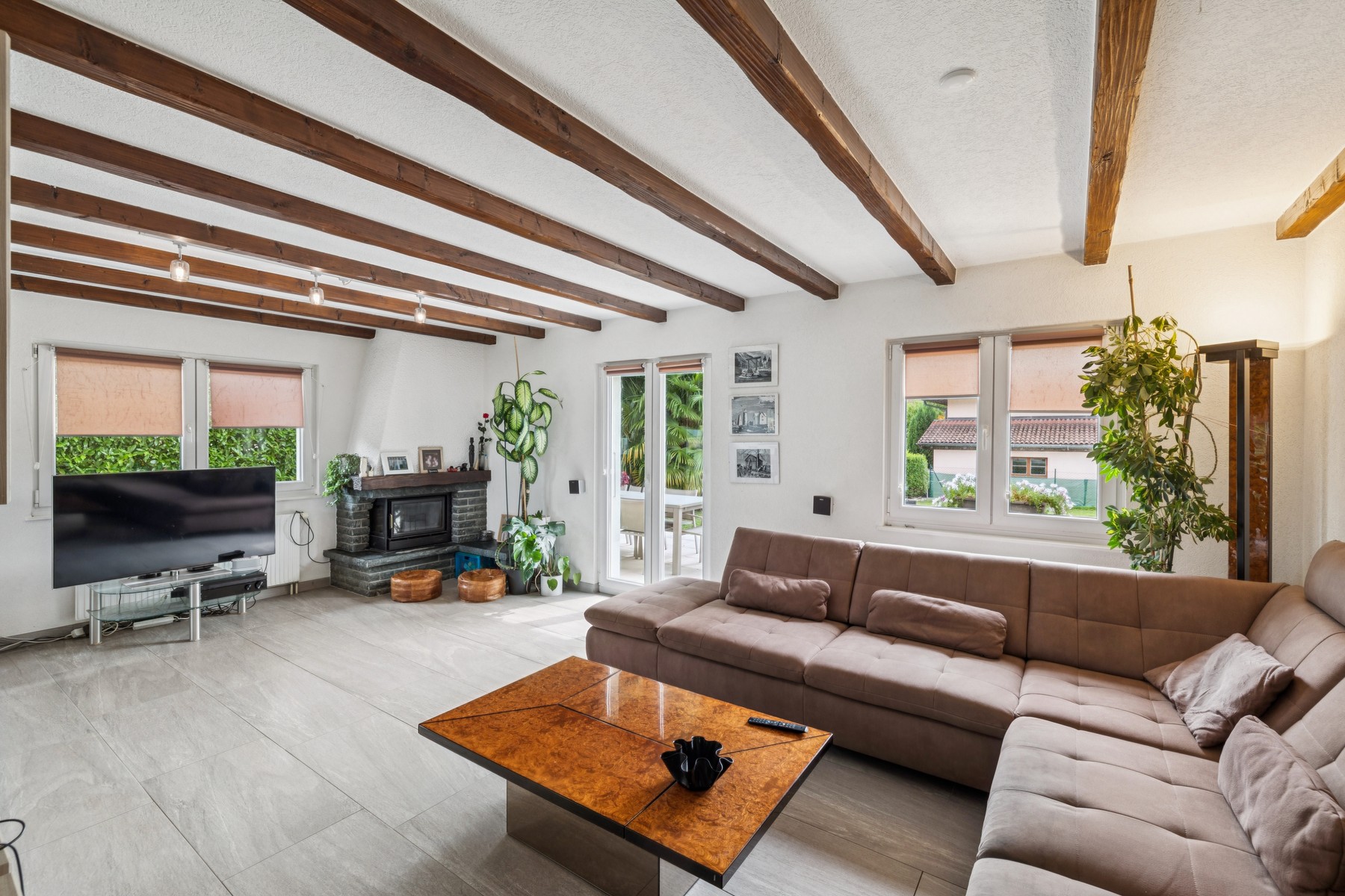  A family home nestled in the heart of a lush, green setting - 物件實景