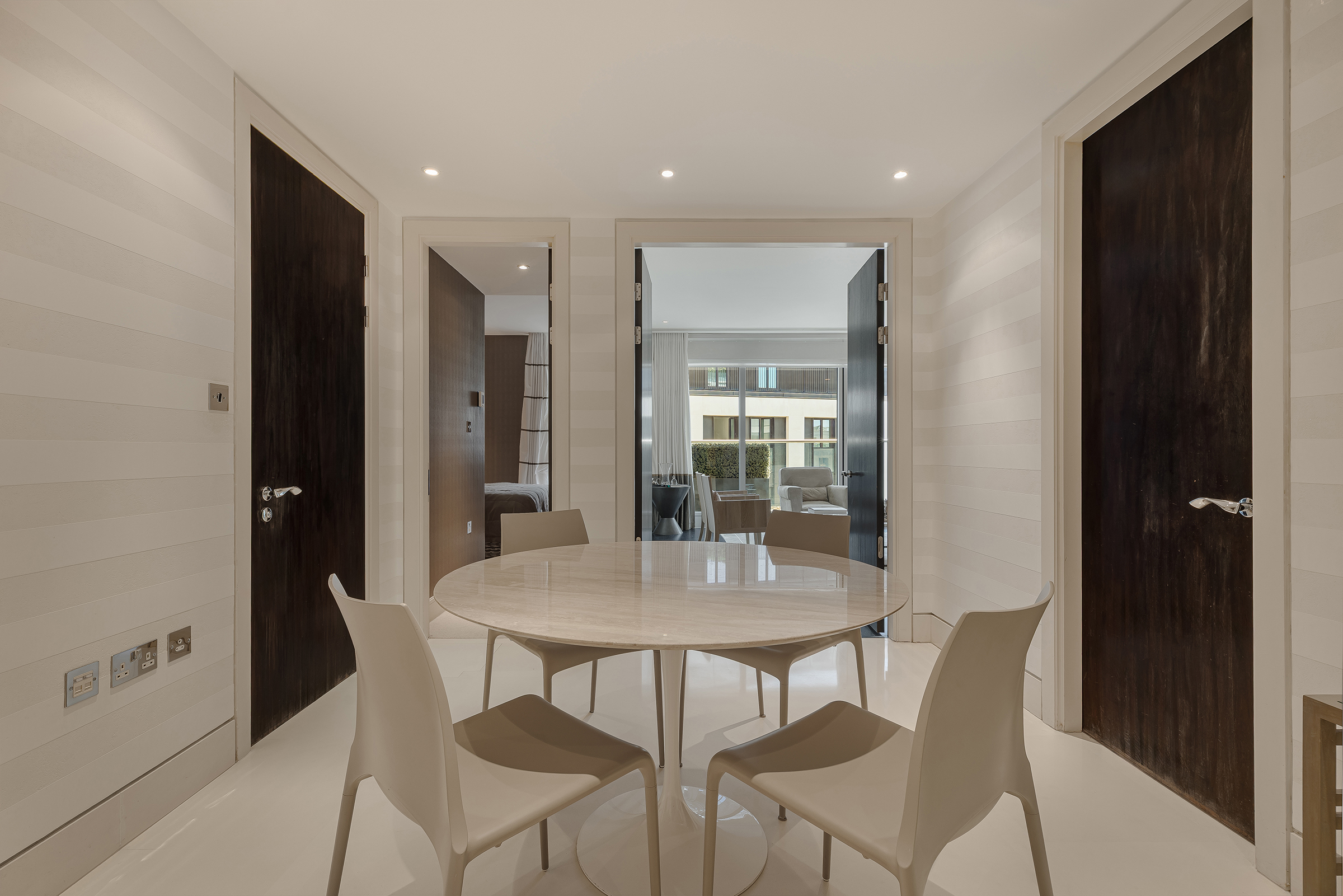  A Light-Filled Apartment with Exceptional Residents