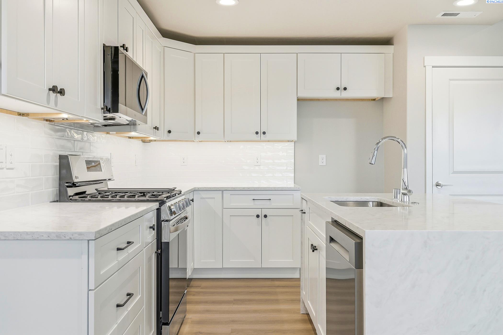 Kennewick, Washington, 99338, United States, 4 Bedrooms Bedrooms, ,1 BathroomBathrooms,Residential,For Sale,1996231