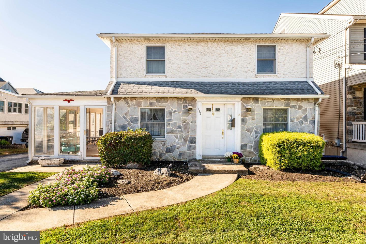 Conshohocken, Pennsylvania, 19428, United States, 4 Bedrooms Bedrooms, ,3 BathroomsBathrooms,Residential,For Sale,2003436