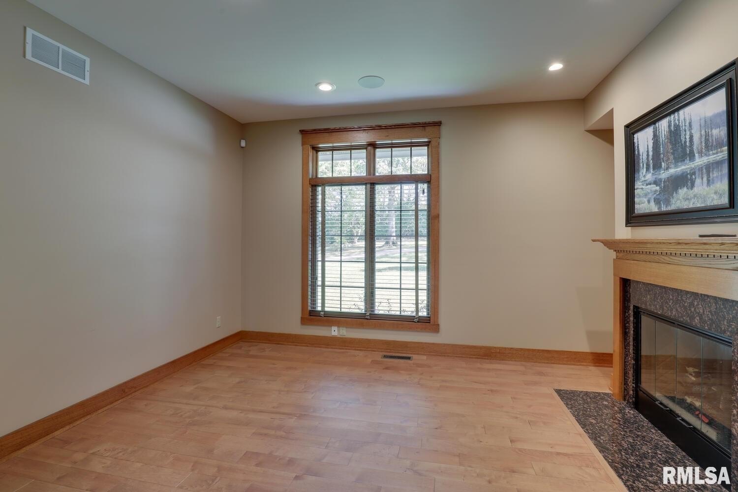 Macomb, Illinois, 61455, United States, 6 Bedrooms Bedrooms, ,5 BathroomsBathrooms,Residential,For Sale,1982236