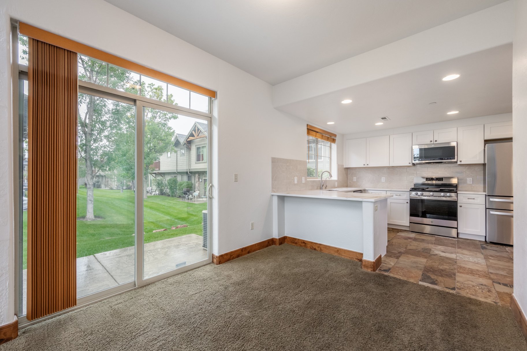  3-Bedroom Fox Point Townhome with 2-Car Garage & Newly Updated Kitchen - 物件實景