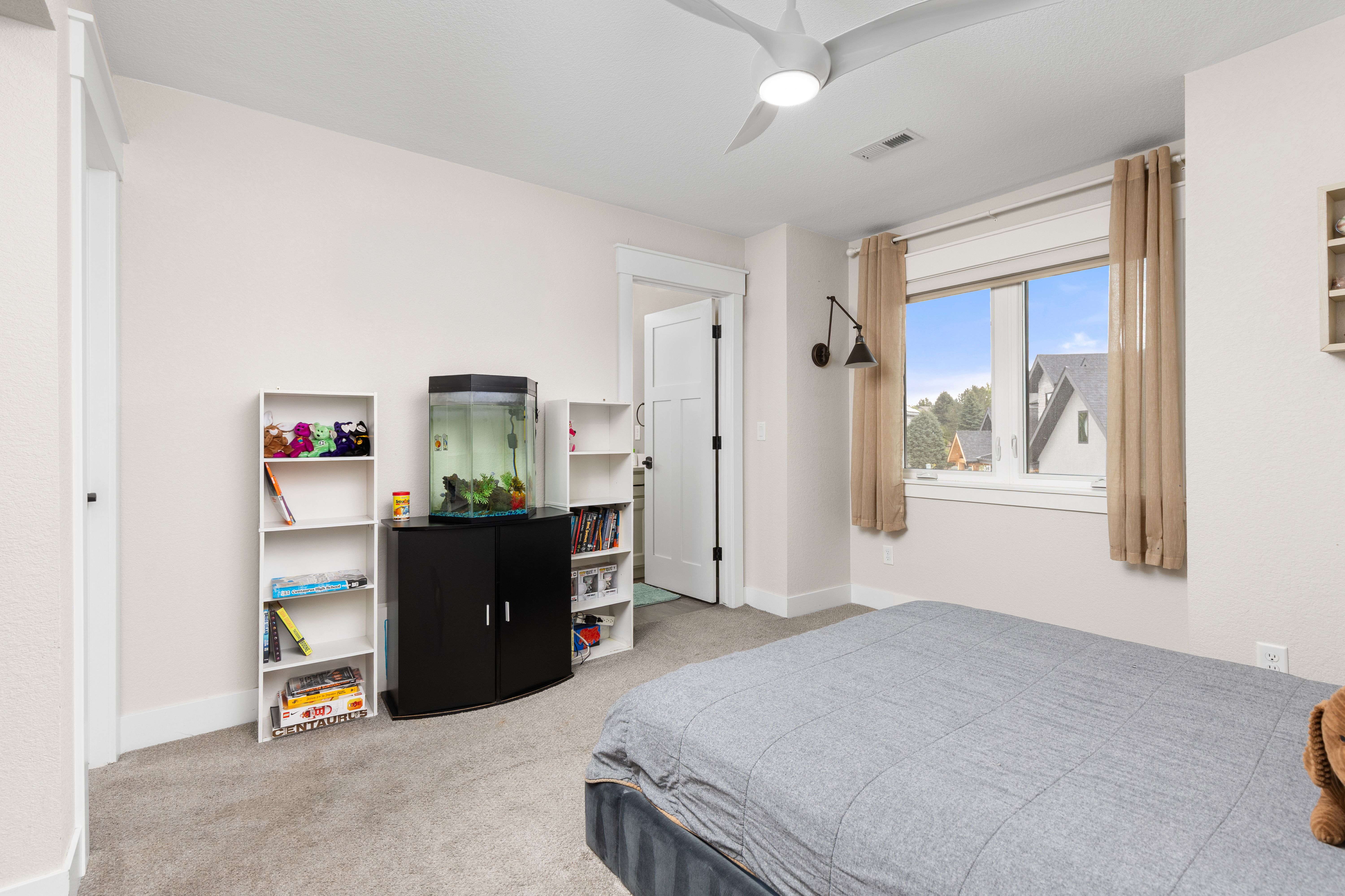  Amazing Opportunity For Multigenerational Living - 物件實景