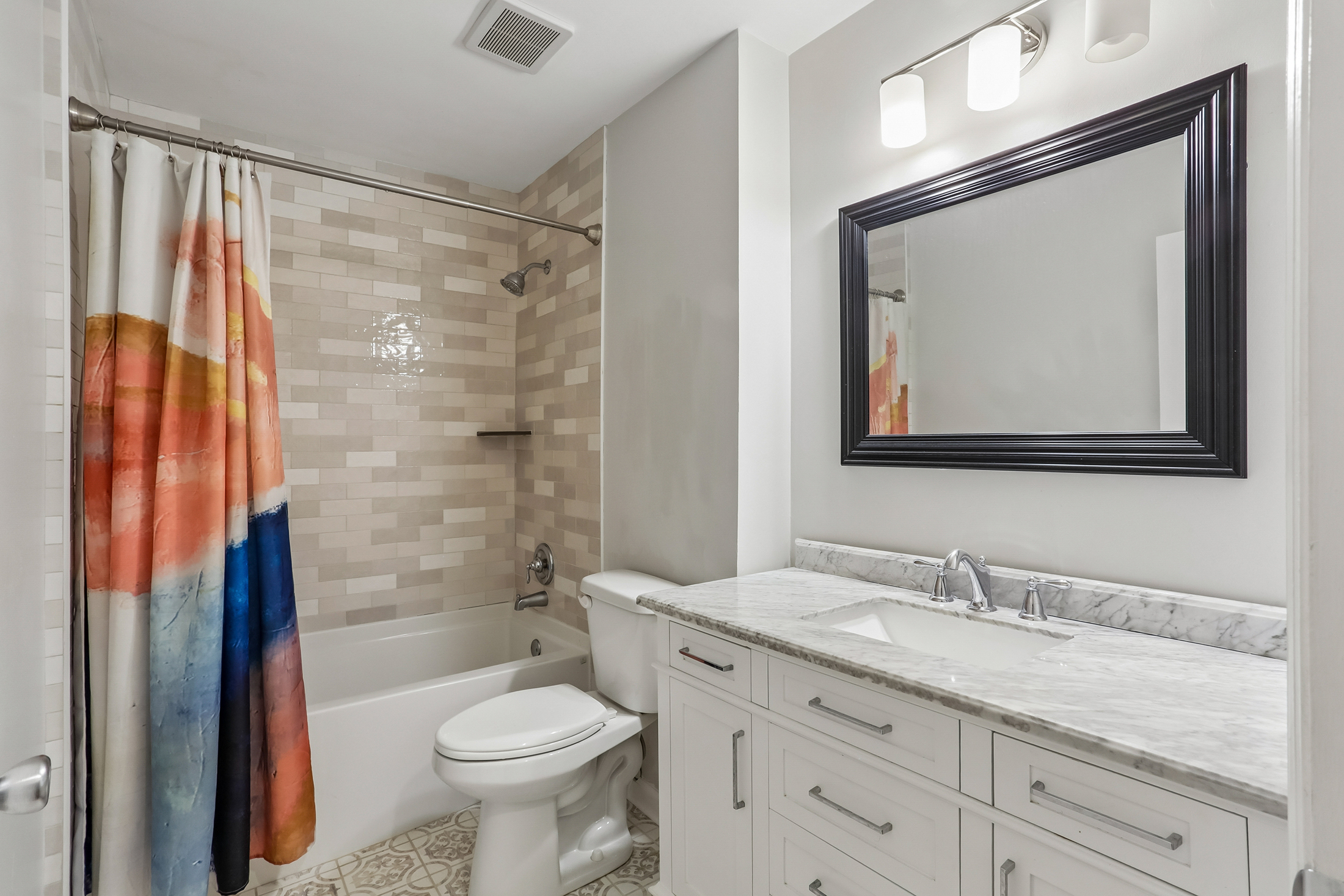  Completely Renovated Move-In Ready End Unit - 物件實景