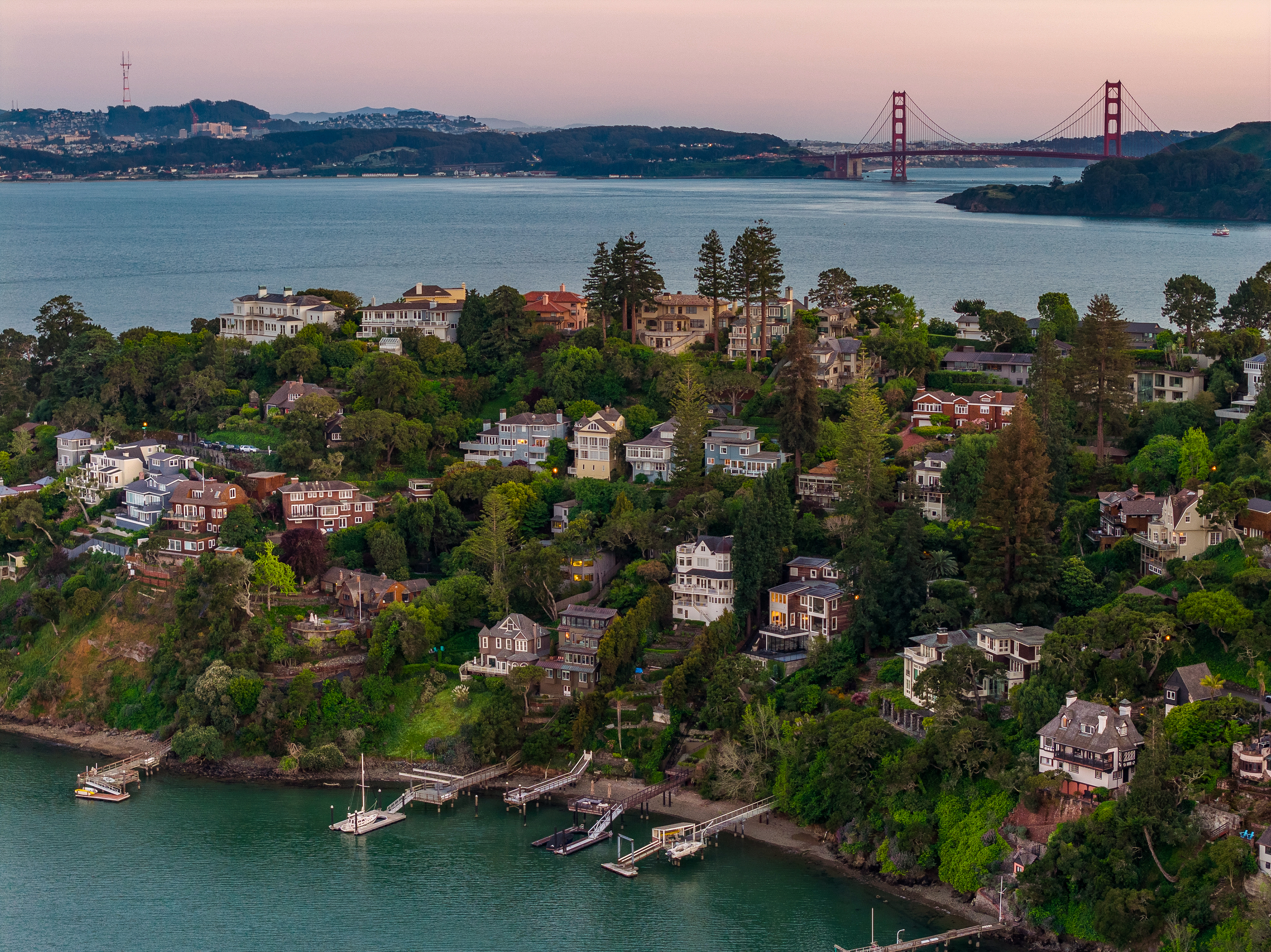  Coastal Living on Coveted Beach Road - 物件實景