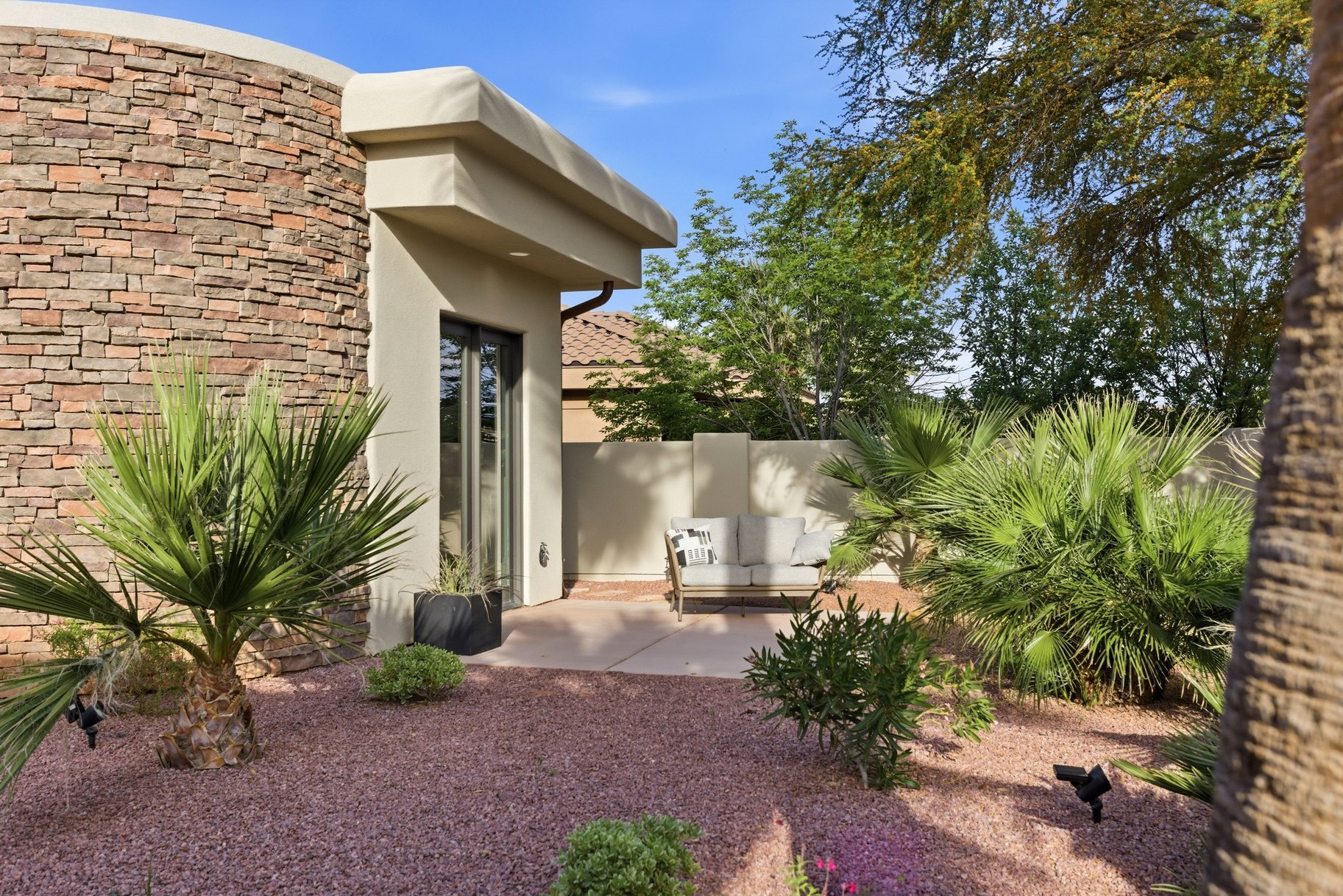  On The edge Of Stone Cliff With Sweeping Stunning City And Mountain Views - 物件實景