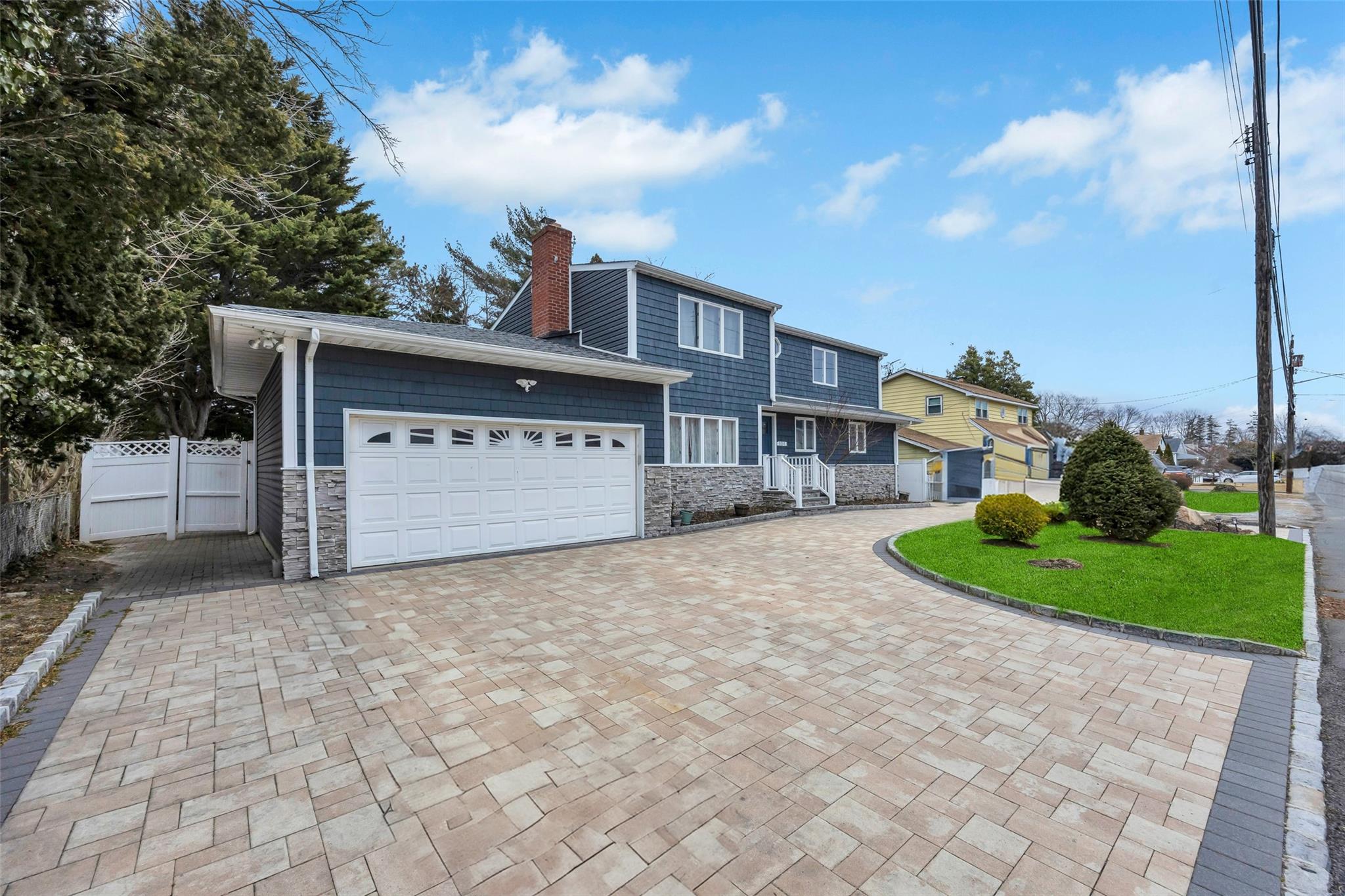 Lindenhurst, New York, 11757, United States, 5 Bedrooms Bedrooms, ,3 BathroomsBathrooms,Residential,For Sale,1707777