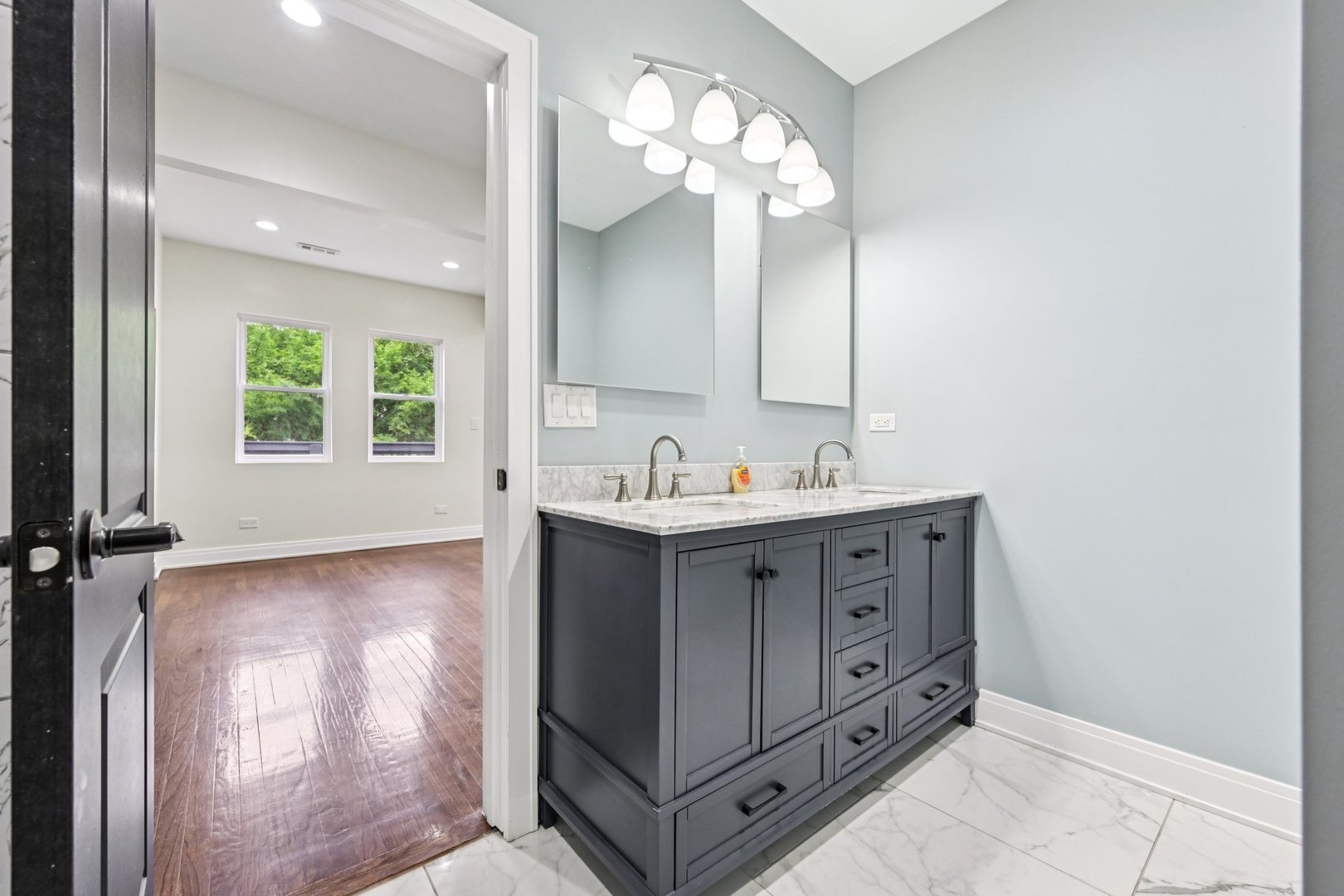 Chicago, Illinois, 60637, United States, 4 Bedrooms Bedrooms, ,4 BathroomsBathrooms,Residential,For Sale,2001250