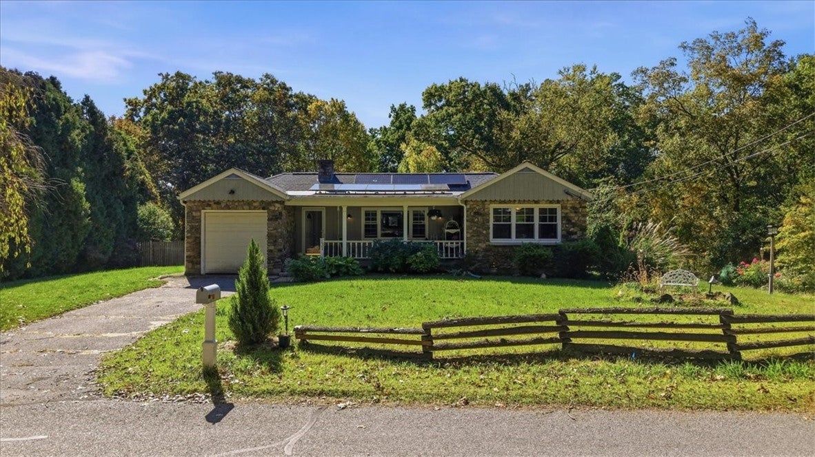 Henry St, Uxbridge, MA 01569