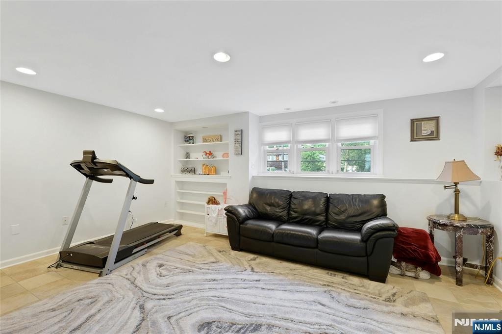 River Edge, New Jersey, 07661, United States, 4 Bedrooms Bedrooms, ,3 BathroomsBathrooms,Residential,For Sale,1988189