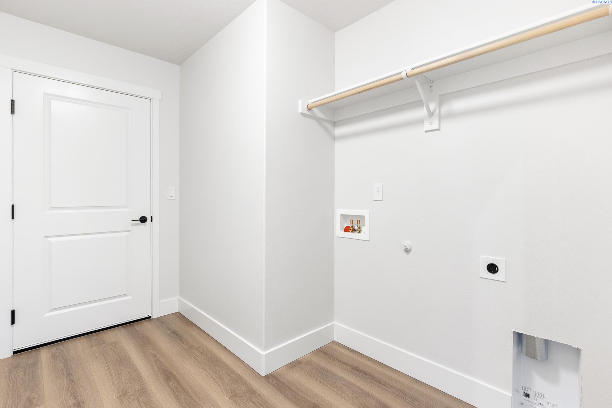 Kennewick, Washington, 99338, United States, 4 Bedrooms Bedrooms, ,1 BathroomBathrooms,Residential,For Sale,1988920