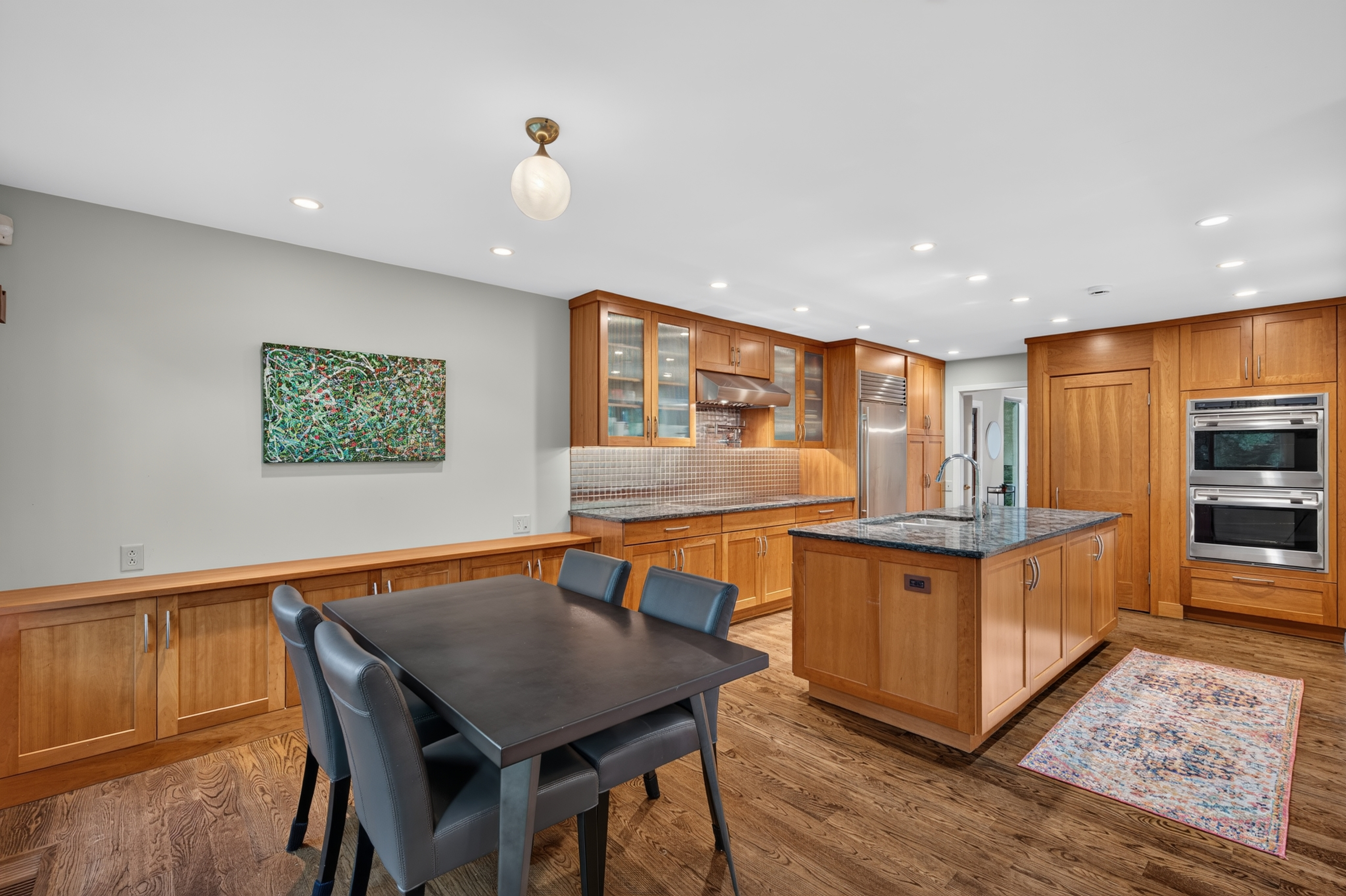  Immaculate Home with Classic Versatile Design Offers Privacy - 物件實景