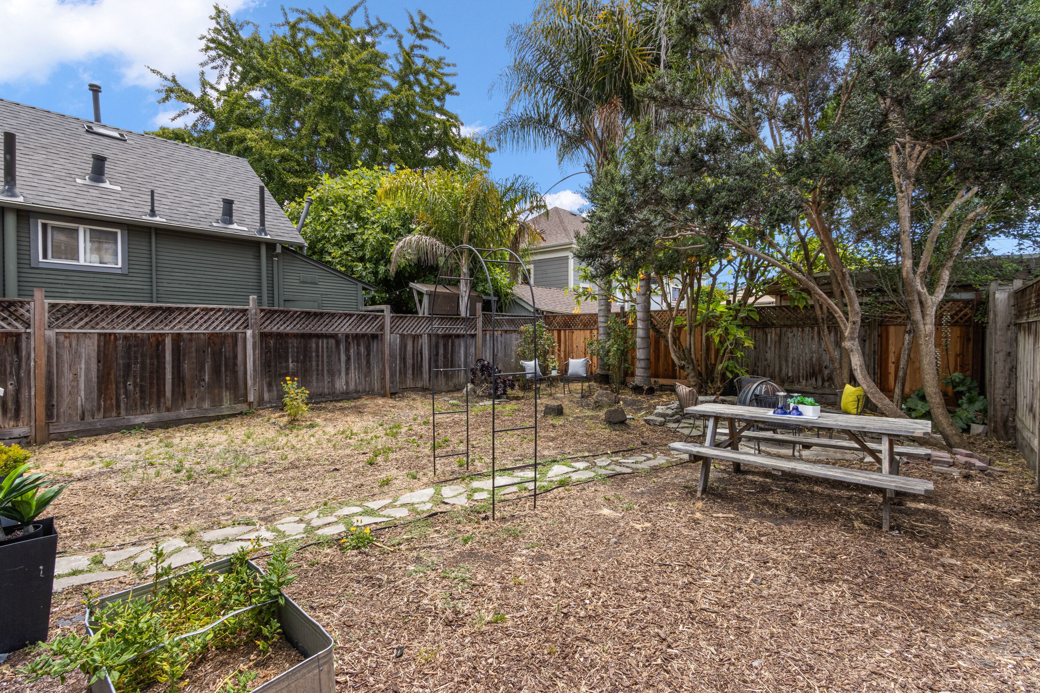  A Storybook North Oakland Cottage Offering Charm, Character, and Potential - 物件實景