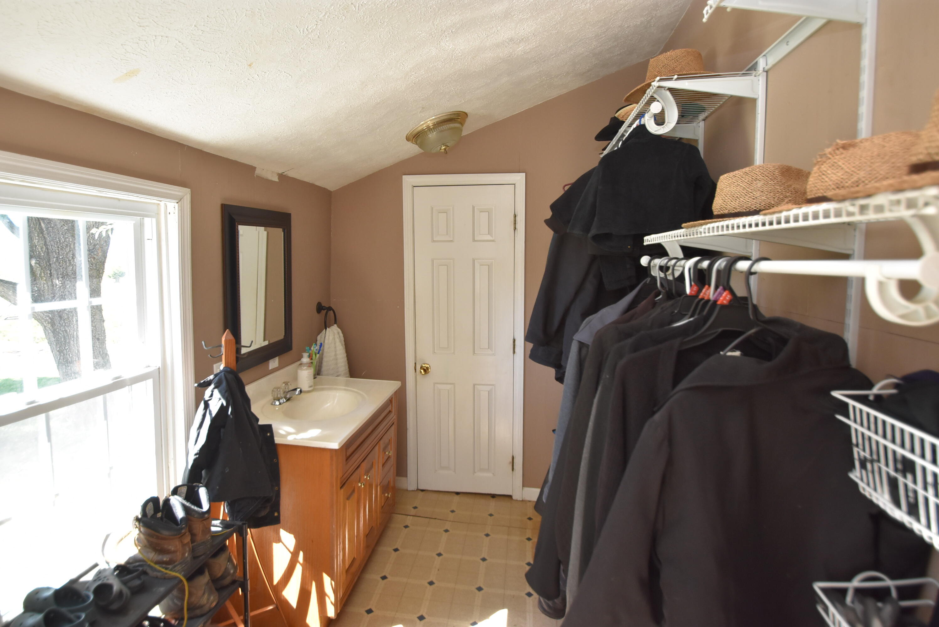 Willisburg, Kentucky, 40078, United States, 4 Bedrooms Bedrooms, ,1 BathroomBathrooms,Residential,For Sale,1962831