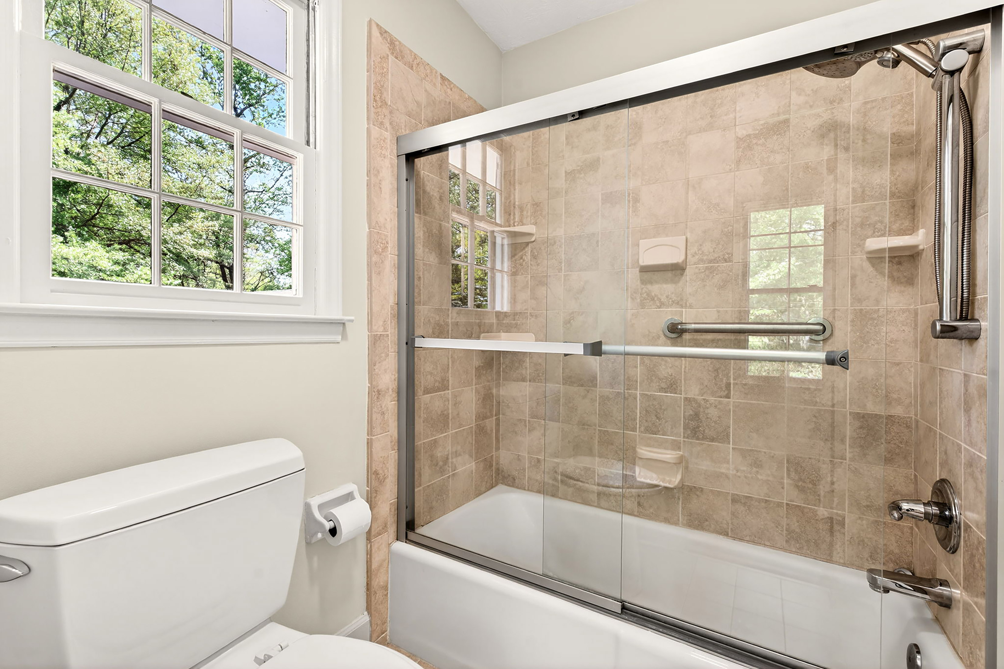  Thoughtfully Expanded and Updated Dunwoody Home on Wooded 0.82+/- Acre Lot - 物件實景