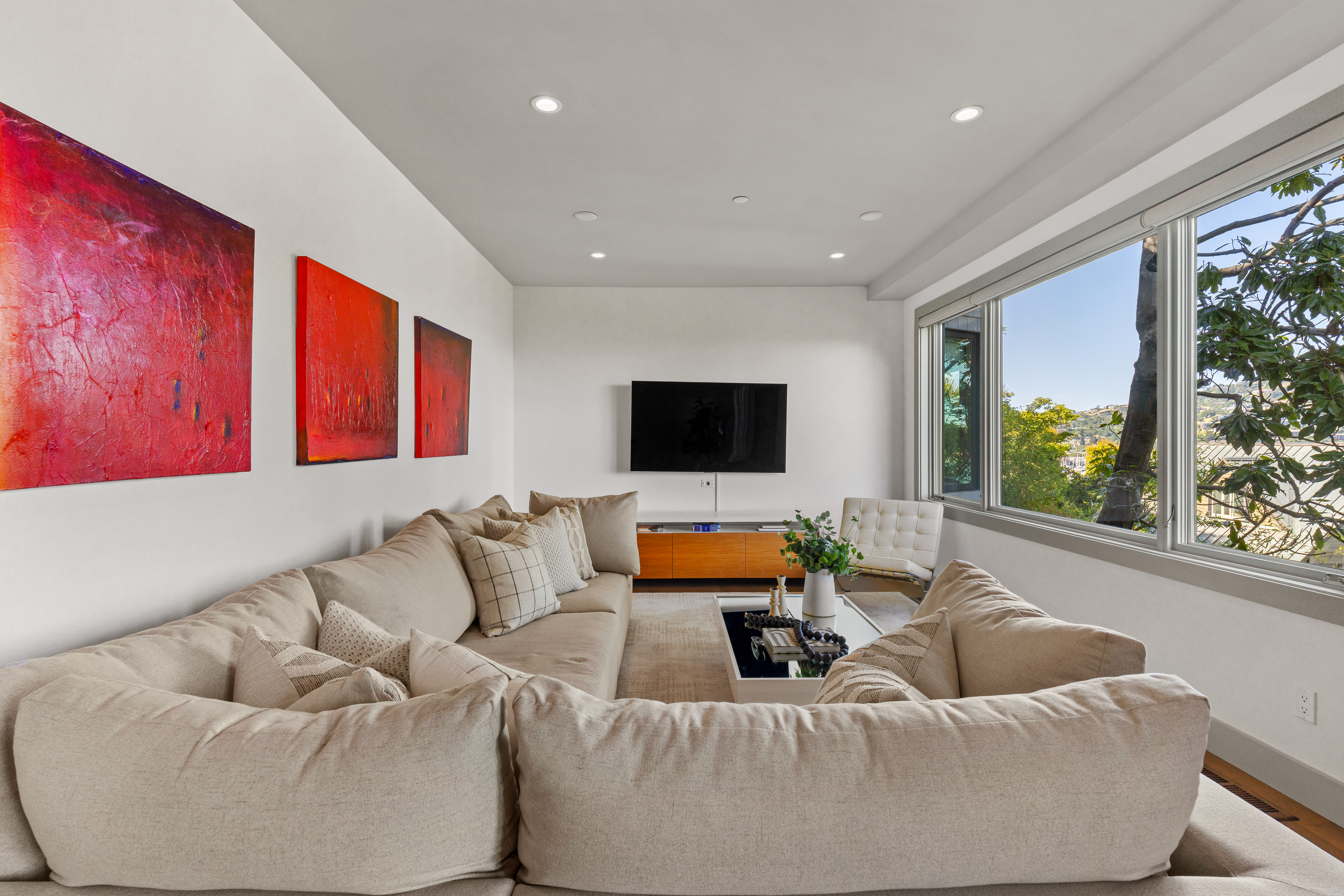  Coastal Living on Coveted Beach Road - 物件實景