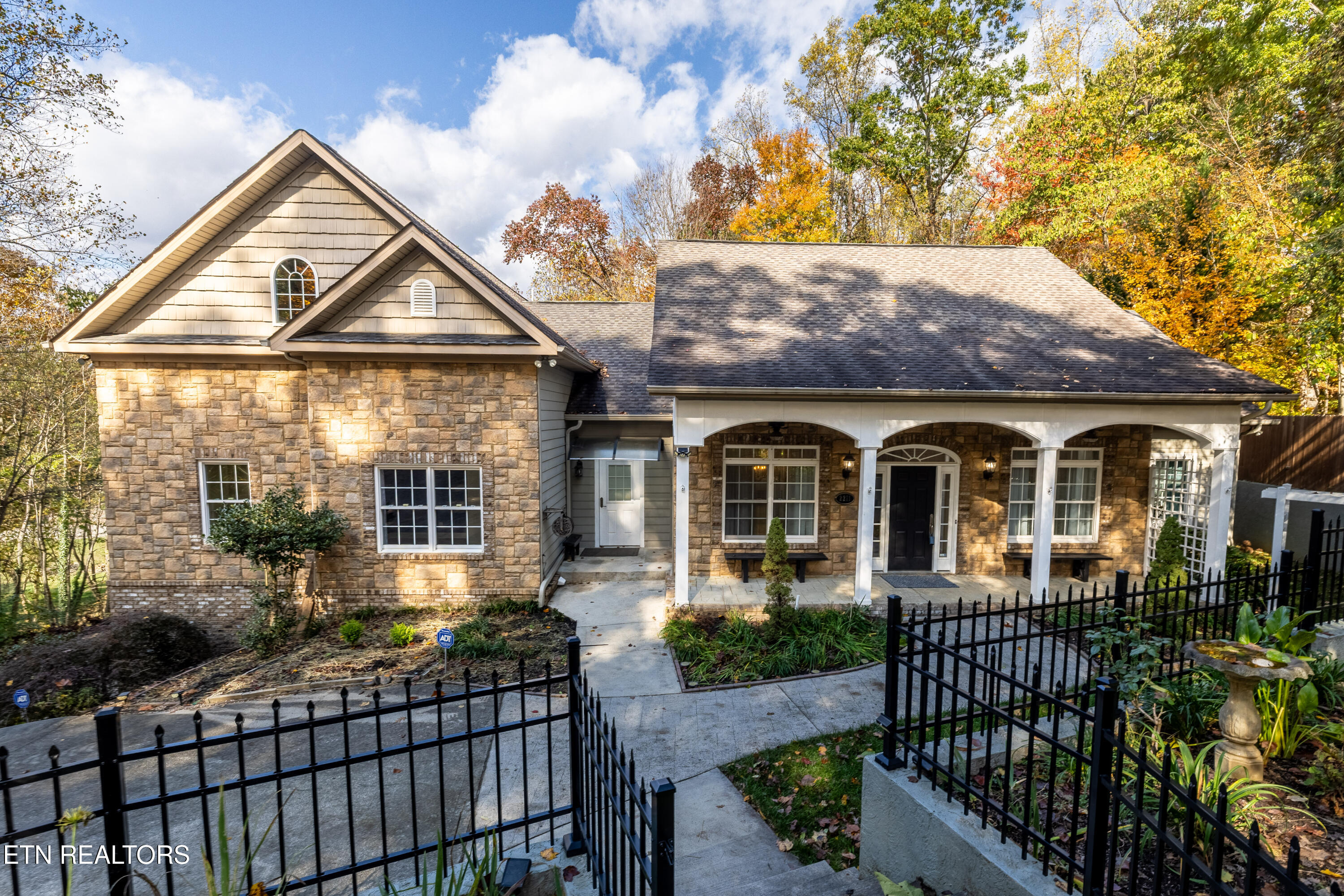 Maryville, Tennessee, 37803, United States, 4 Bedrooms Bedrooms, ,5 BathroomsBathrooms,Residential,For Sale,1984597