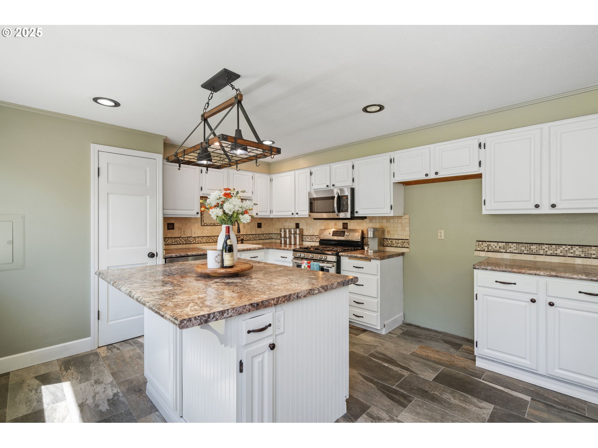 Vancouver, Washington, 98682, United States, 4 Bedrooms Bedrooms, ,2 BathroomsBathrooms,Residential,For Sale,1987487