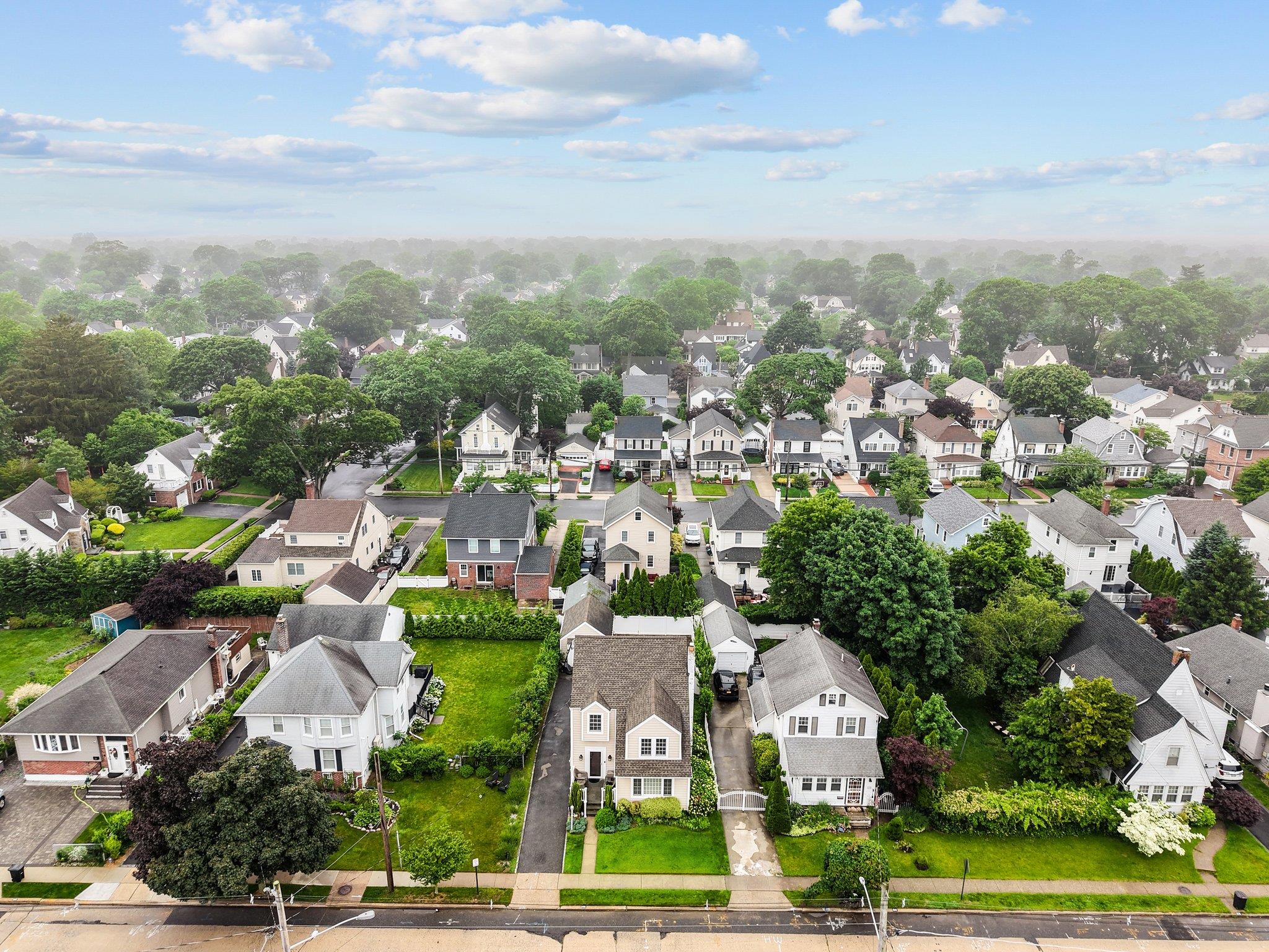 Rockville Centre, New York, 11570, United States, 4 Bedrooms Bedrooms, ,2 BathroomsBathrooms,Residential,For Sale,1928749