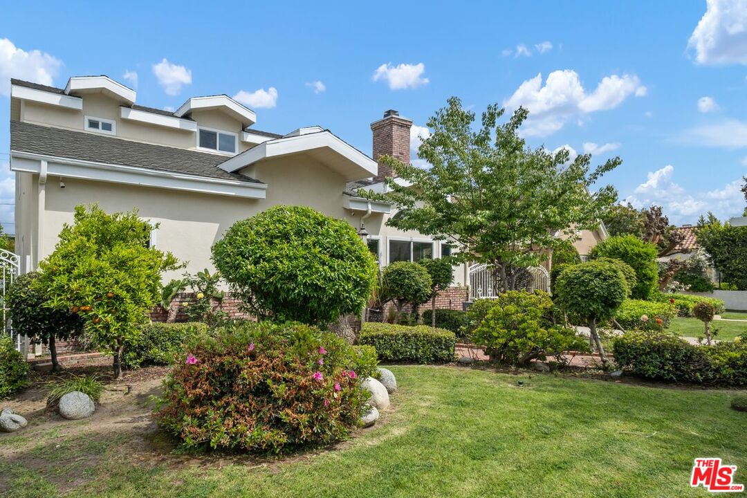 Los Angeles, California, 90004, United States, 4 Bedrooms Bedrooms, ,3 BathroomsBathrooms,Residential,For Sale,1785182