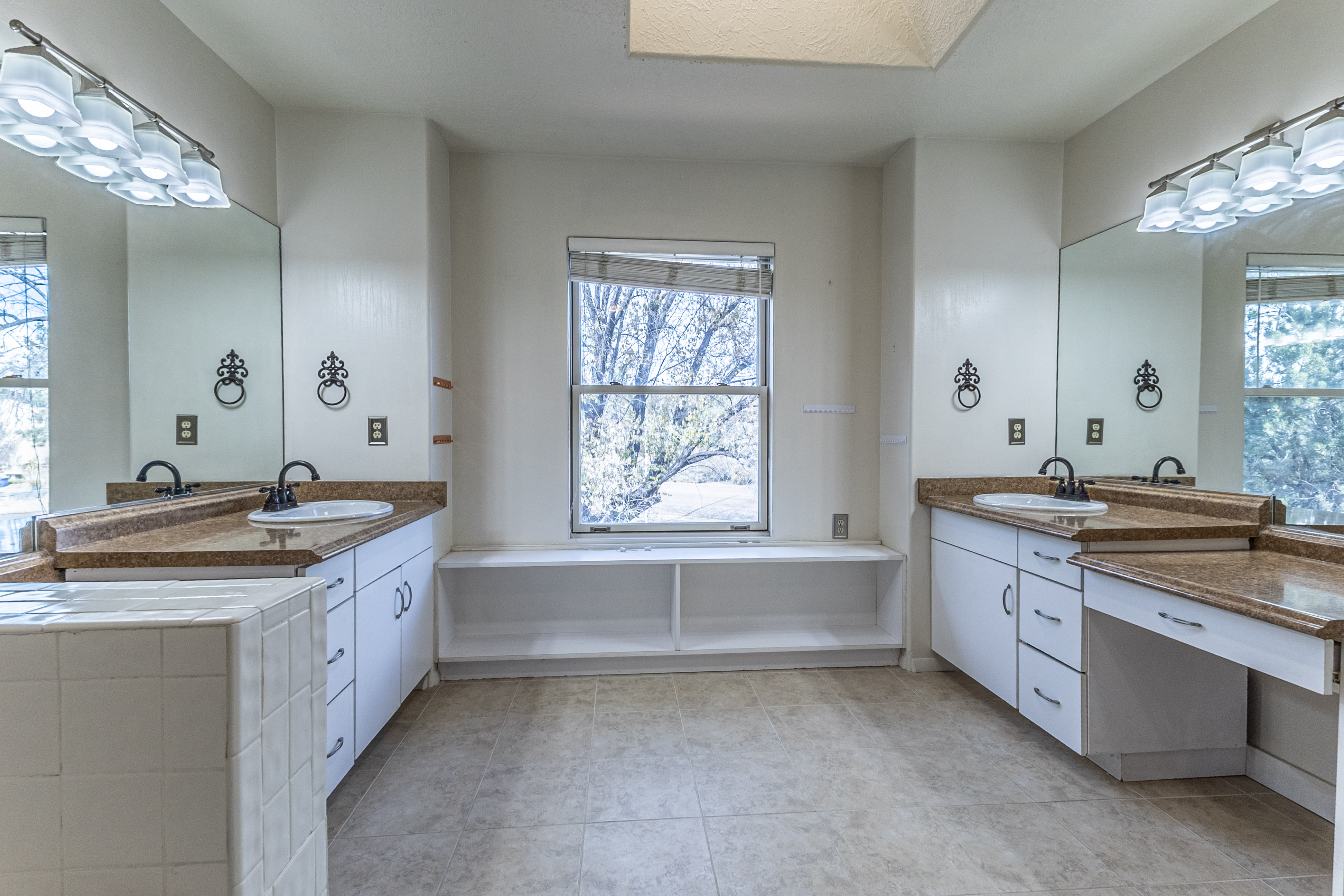 Farmington, New Mexico, 87402, United States, 4 Bedrooms Bedrooms, ,3 BathroomsBathrooms,Residential,For Sale,1995445