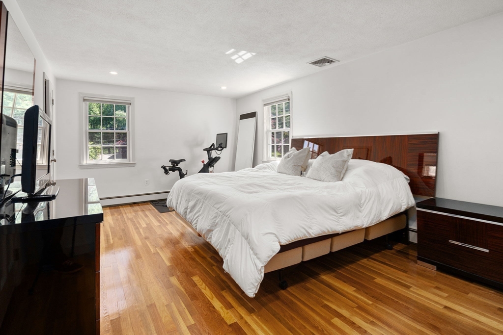 Framingham, Massachusetts, 01701, United States, 4 Bedrooms Bedrooms, ,3 BathroomsBathrooms,Residential,For Sale,1837542