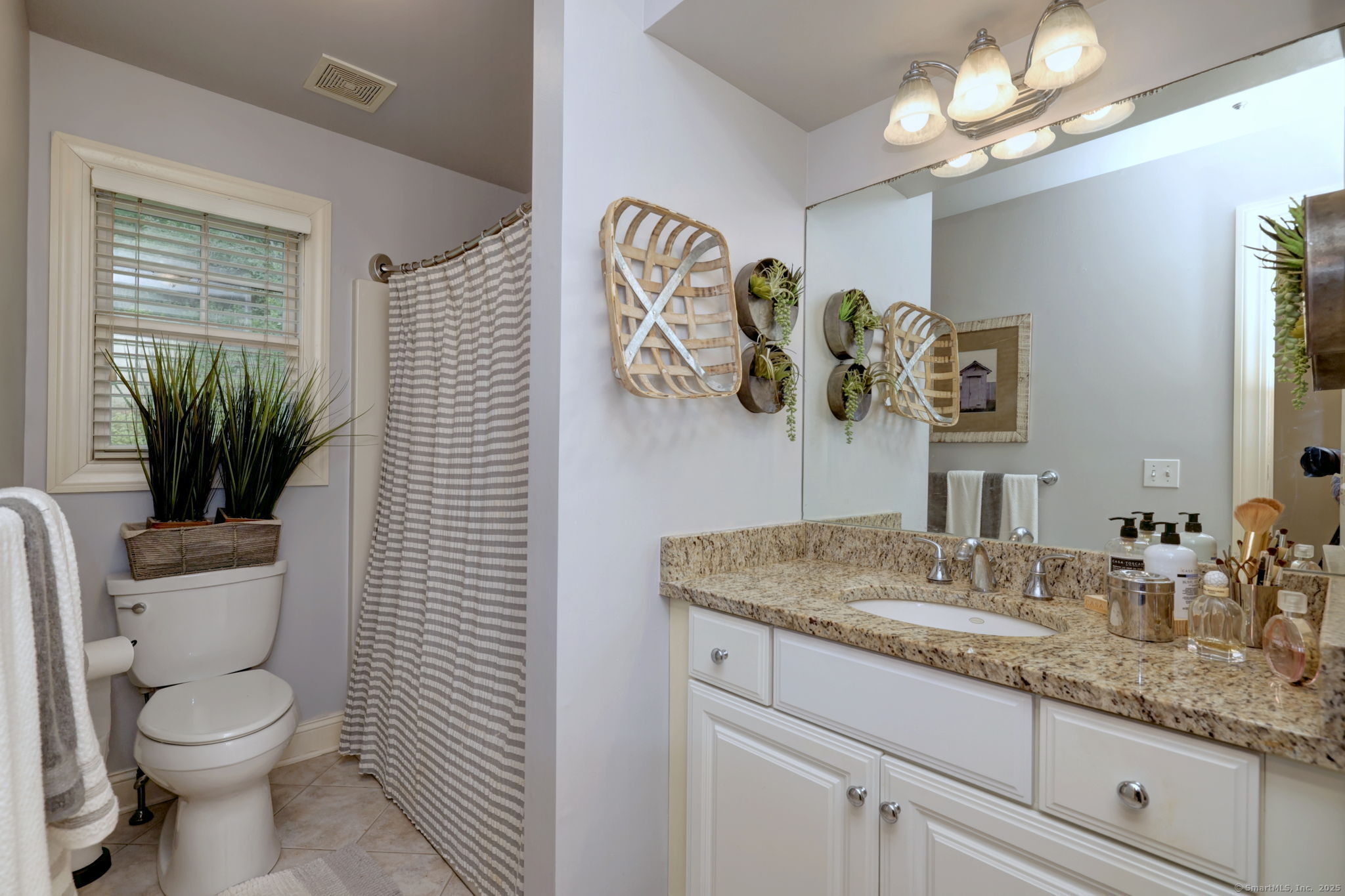 Shelton, Connecticut, 06484, United States, 2 Bedrooms Bedrooms, ,3 BathroomsBathrooms,Residential,For Sale,1933368