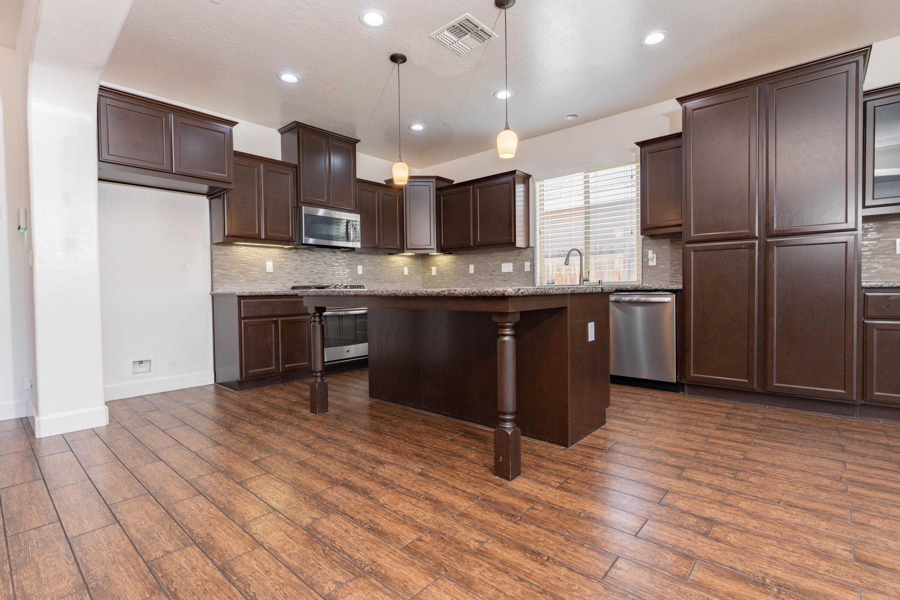 Tulare, California, 93274, United States, 4 Bedrooms Bedrooms, ,3 BathroomsBathrooms,Residential,For Sale,1975083