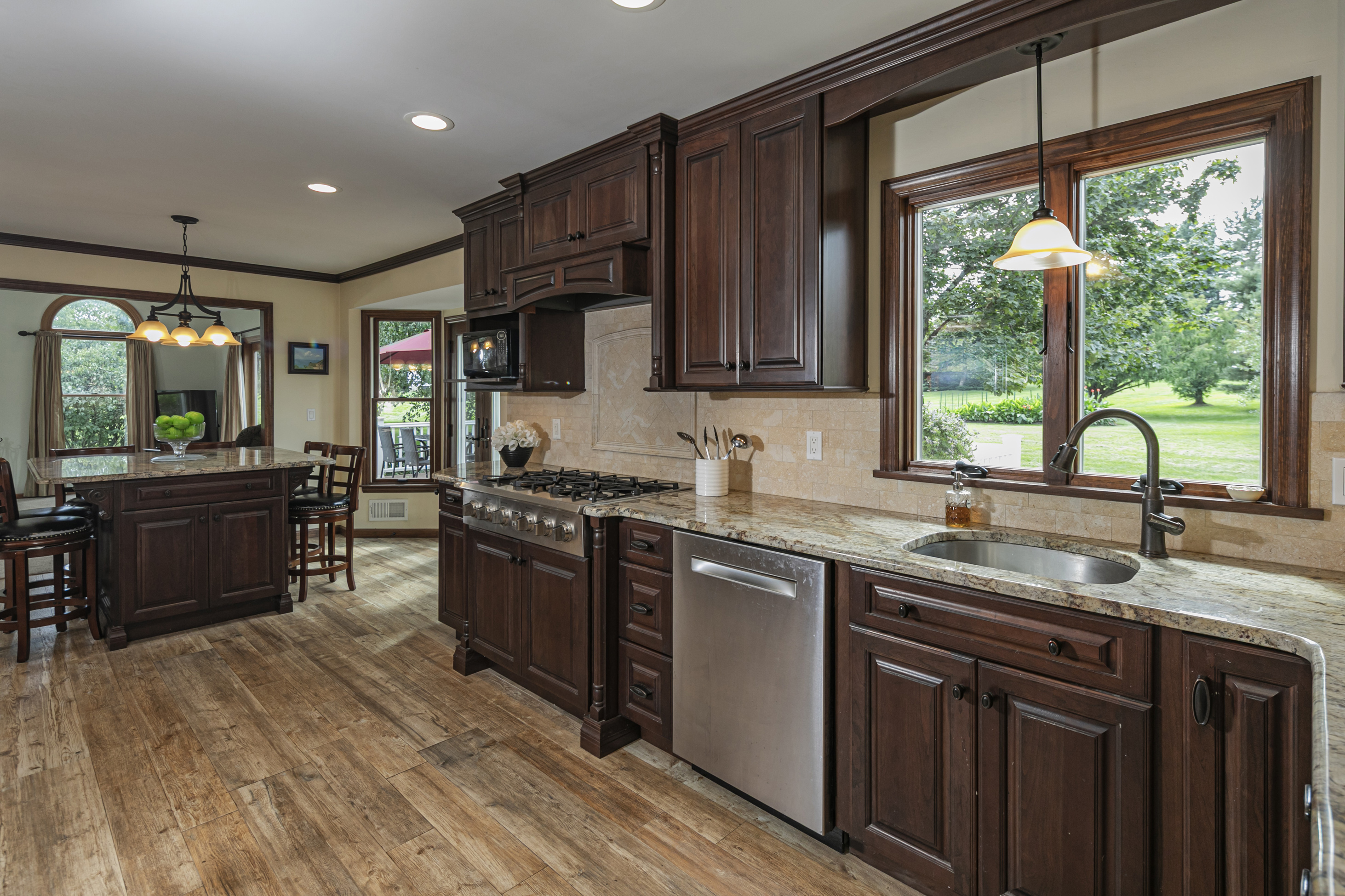  Renovated Kitchen, Five Bedrooms and Outdoor Spaces to Enjoy - 物件實景