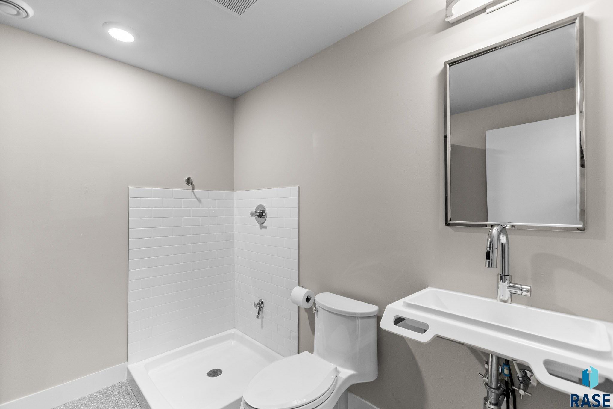 Sioux Falls, South Dakota, 57106, United States, 3 Bedrooms Bedrooms, ,2 BathroomsBathrooms,Residential,For Sale,1986319