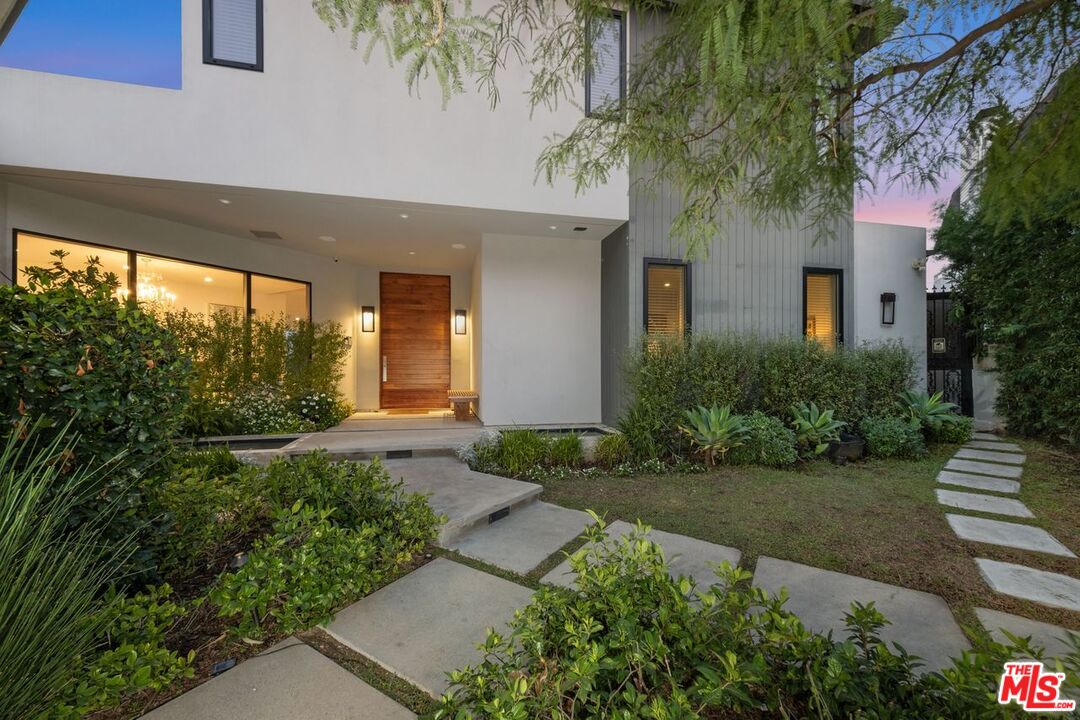 Los Angeles, California, 90046, United States, 5 Bedrooms Bedrooms, ,6 BathroomsBathrooms,Residential,For Sale,1897072