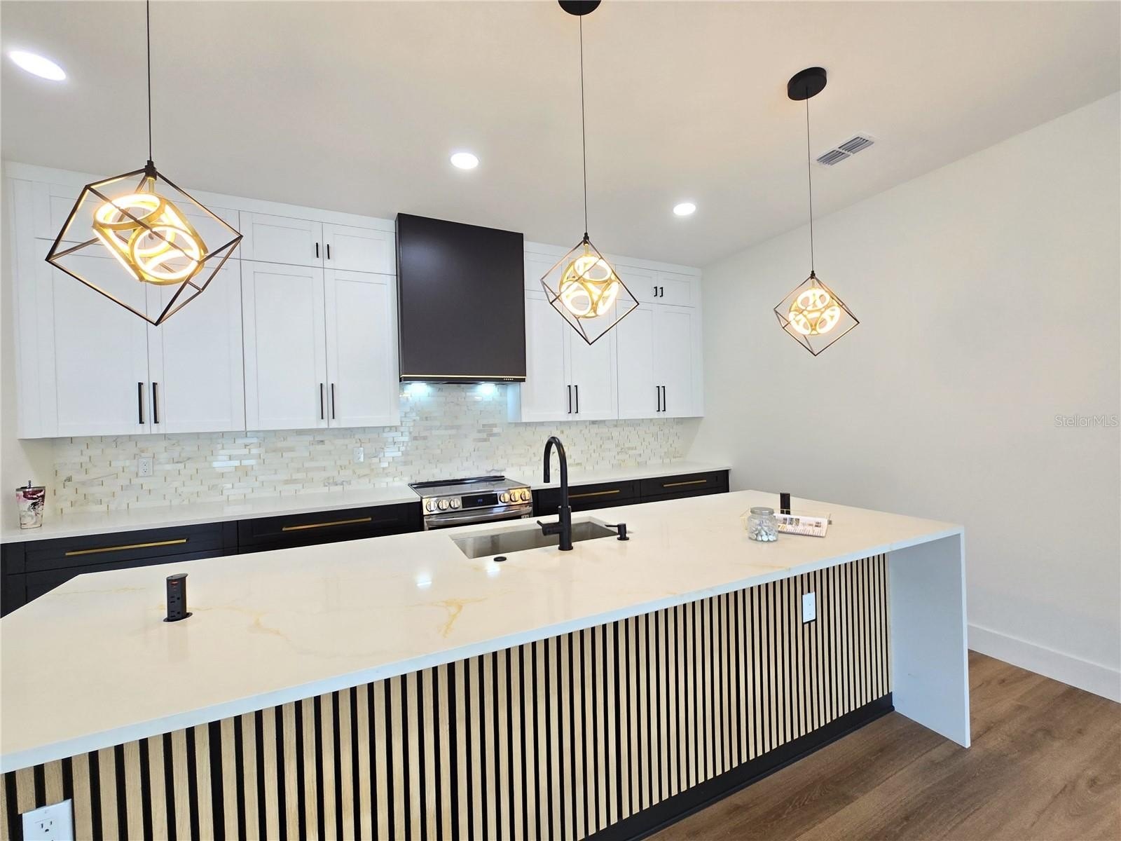 TAMPA, Florida, 33607, United States, 5 Bedrooms Bedrooms, ,3 BathroomsBathrooms,Residential,For Sale,1976051