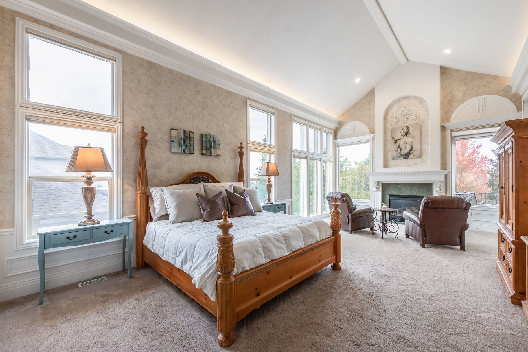  Stately Gated-Community Estate on Nearly Half an Acre: Vaulted Ceilings, Valley - 物件實景