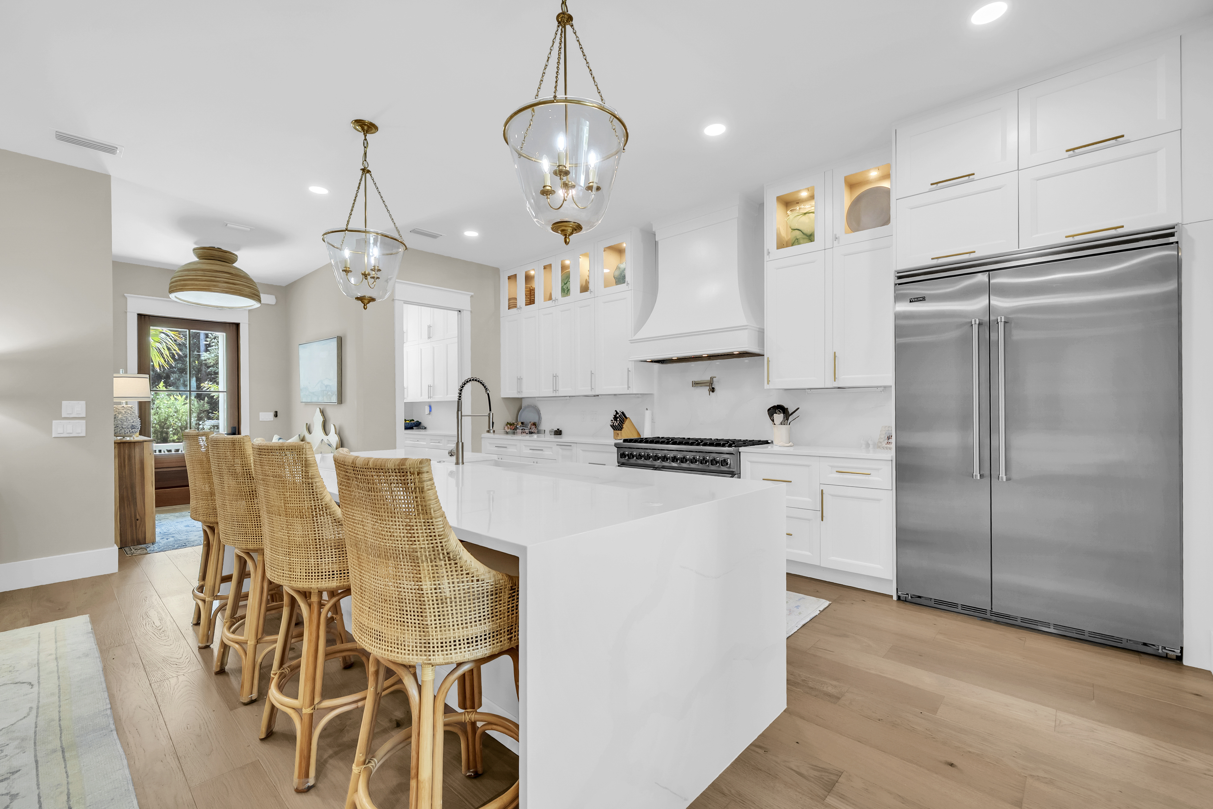  Custom Coastal Home With Private Pool And Expansive Outdoor Living - 物件實景