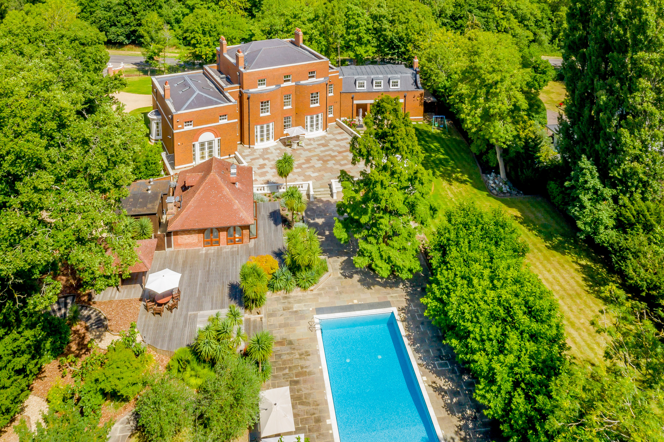  Grand Eight-Bedroom Estate with Pool and Guesthouse on Hadley Common - 物件實景