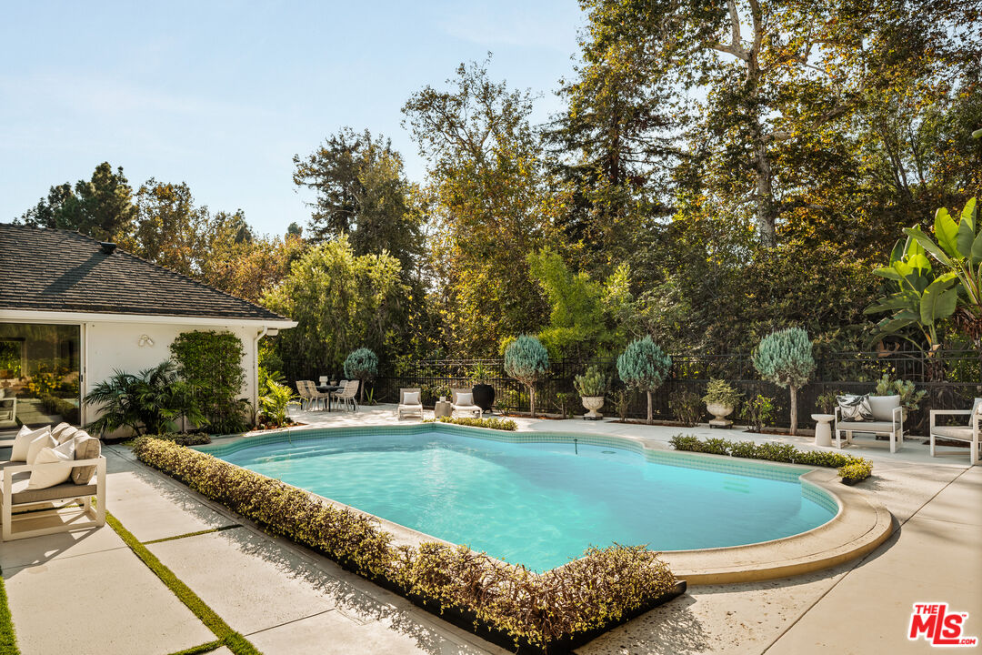 Los Angeles, California, 90027, United States, 4 Bedrooms Bedrooms, ,2 BathroomsBathrooms,Residential,For Sale,1989573