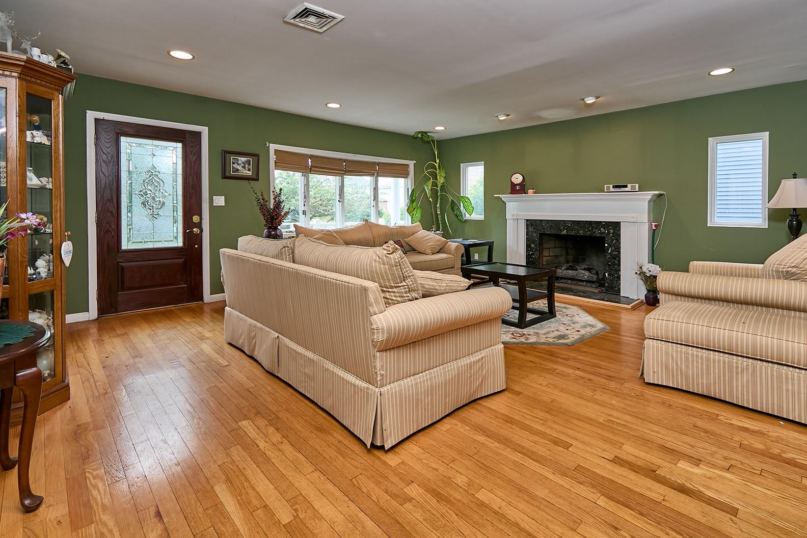 Merrick, New York, 11566, United States, 4 Bedrooms Bedrooms, ,2 BathroomsBathrooms,Residential,For Sale,1923596