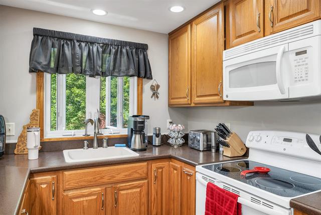 Deerfield, New Hampshire, 03037, United States, 4 Bedrooms Bedrooms, ,1 BathroomBathrooms,Residential,For Sale,1902997