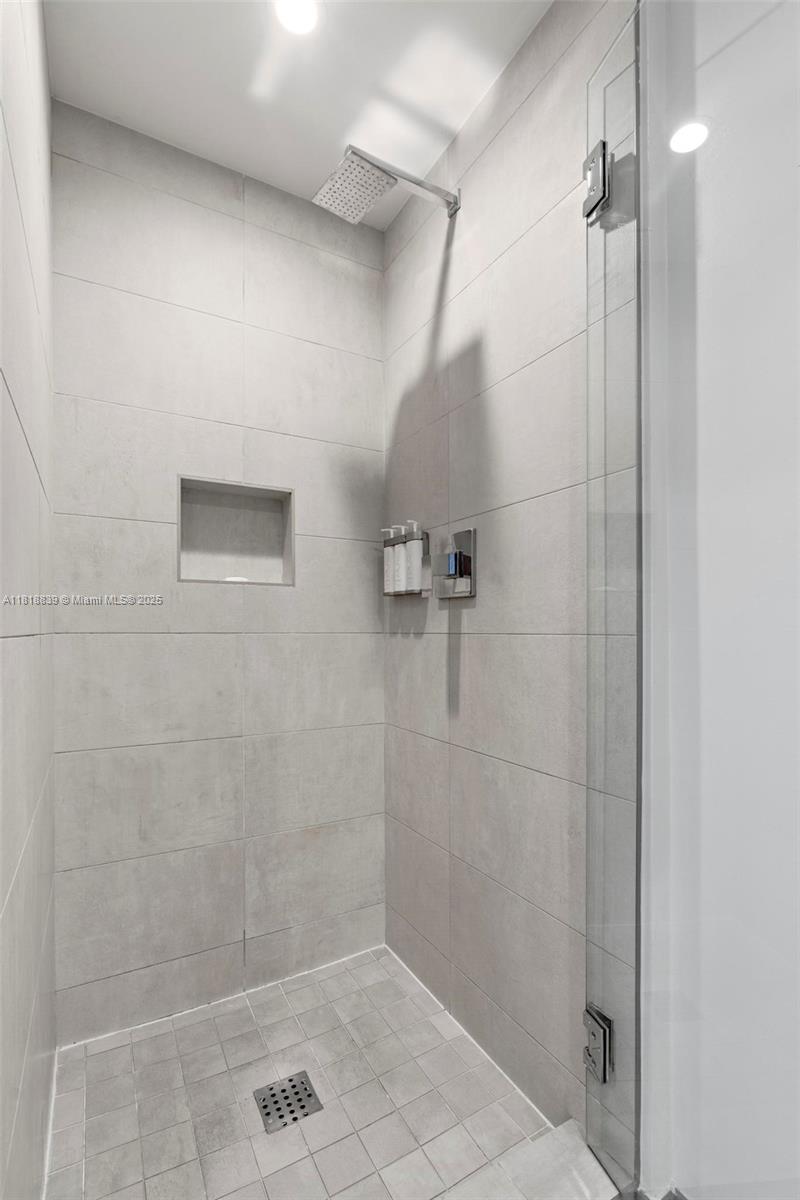 Hollywood, Florida, 33019, United States, 2 Bedrooms Bedrooms, ,1 BathroomBathrooms,Residential,For Sale,1850092