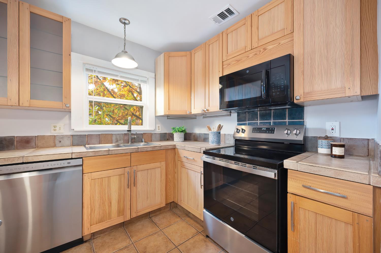 Sacramento, California, 95817, United States, 2 Bedrooms Bedrooms, ,1 BathroomBathrooms,Residential,For Sale,1991606