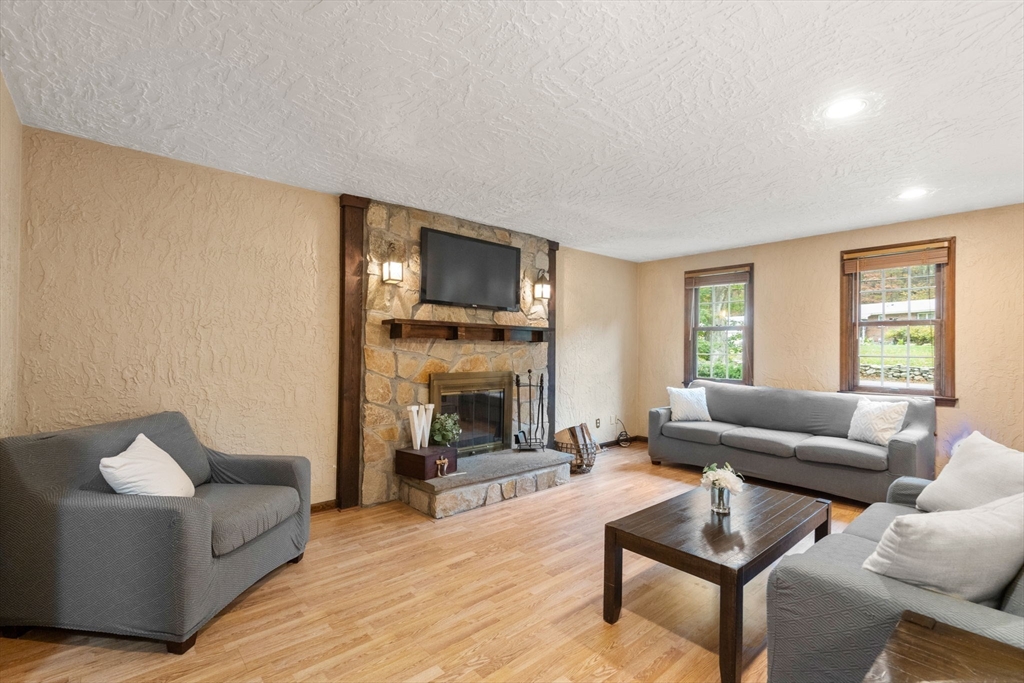 Marlborough, Massachusetts, 01752, United States, 4 Bedrooms Bedrooms, ,Residential,For Sale,1987097